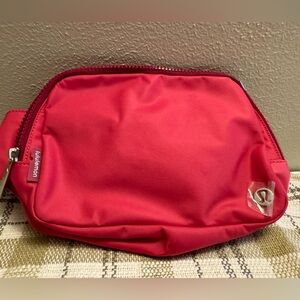 NWOT Lululemon Raspberry Coulis/Wild Berry Everywhere Belt Bag 2L